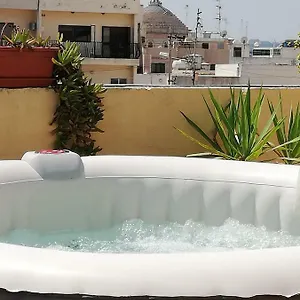 With Private Terrace, Jacuzzi & Views , Mosta Malte